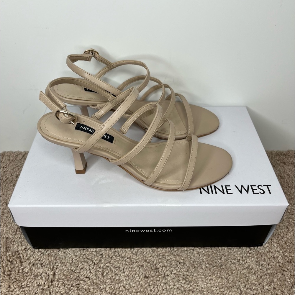 NWT Women’s Nine West Tan Heels - Picture 3 of 6